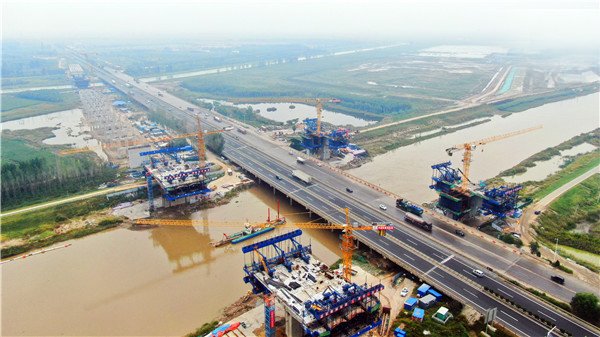 小清河复航(广饶段)工程:G18东青高速桥加紧建设 预计明年6月份合龙
