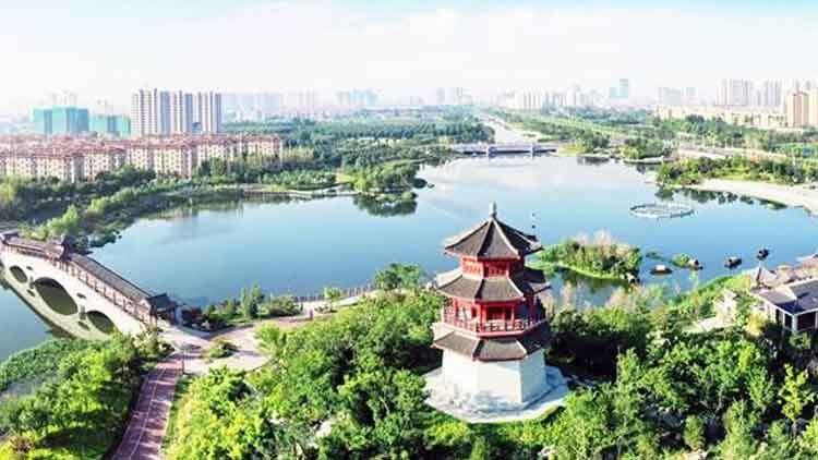 淄博15名市民代表玉龙湖畔看变化
