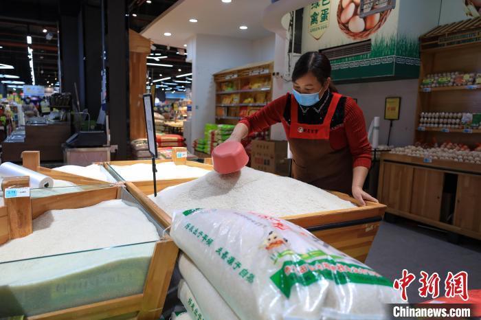 图为超市工作人员在整理大米。　瞿宏伦 摄