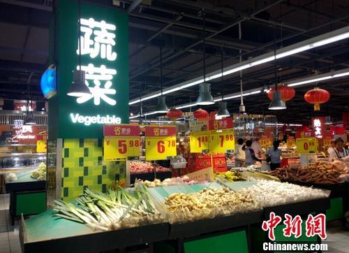资料图：超市里的蔬菜区。<a target='_blank' href='/' >中新网</a>记者 李金磊 摄