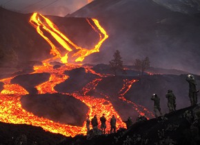 西班牙拉帕尔马岛火山喷发十周不停歇