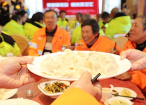 热腾腾的水饺为青岛3000名环卫工人暖心
