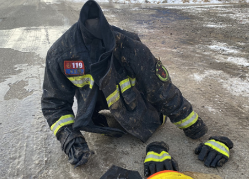 心疼！消防员灭火后，战斗服变身“冰盔甲”
