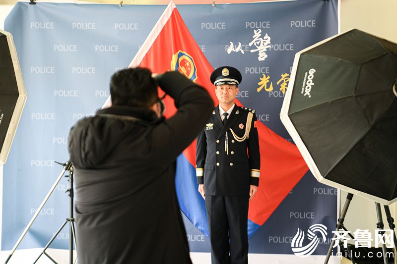 2022年1月6日，山东省东营市，“从警光荣”纪念照拍摄现场。 (1)