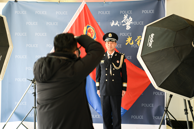 东营：拍摄“从警光荣”纪念照 迎接中国人民警察节