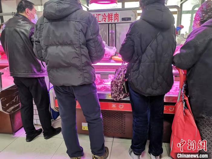居民在猪肉摊前购买猪肉。 <a target='_blank' href='/' >中新网</a>记者 谢艺观 摄