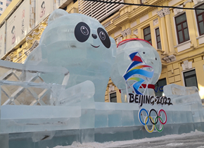 “冰墩墩”“雪容融”冰雕可爱亮相 各地冬季文化奥运元素受欢迎