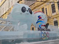 “冰墩墩”“雪容融”冰雕可爱亮相 各地冬季文化奥运元素受欢迎