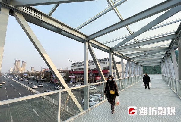 1米,主桥采用铝合金材质,是我市首座铝合金过街天桥.与钢结构