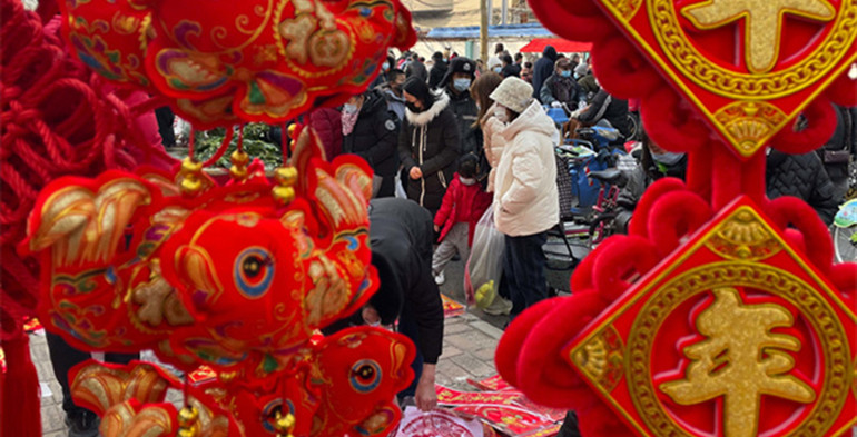 春节倒计时，潍坊市民抓紧赶集备年货