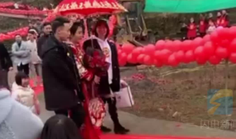 新人结婚在乡村小路布置百米红气球红地毯