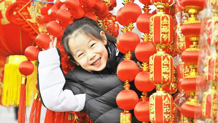  Hanging lanterns to welcome the Spring Festival, Zibo Street has a strong taste of New Year