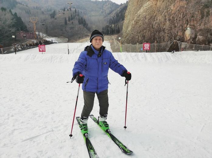 冬奥会不能“光看不练”济南七旬老人迷上滑雪