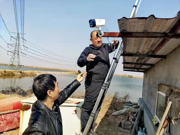 丁文庆为鱼塘安装监控