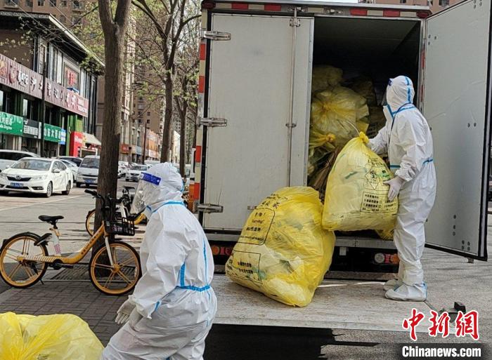 环卫工人对医疗废物进行严格分层消杀，全天候不间断收运。　谷裕 摄
