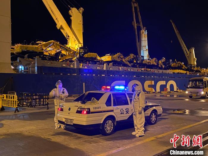 边检工作人员在南港码头执勤 上海边检总站供图