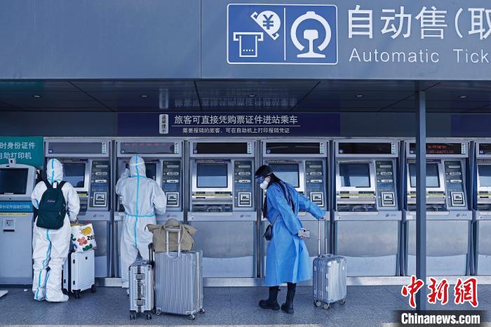 旅客在铁路上海虹桥站进行取票。　殷立勤 摄