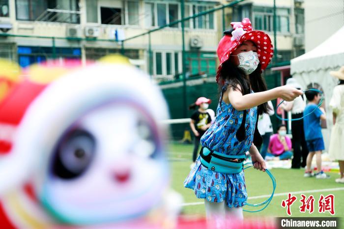 （上海战疫录）上海全面恢复生活秩序孩子们在“金童集市”欢度“六一”