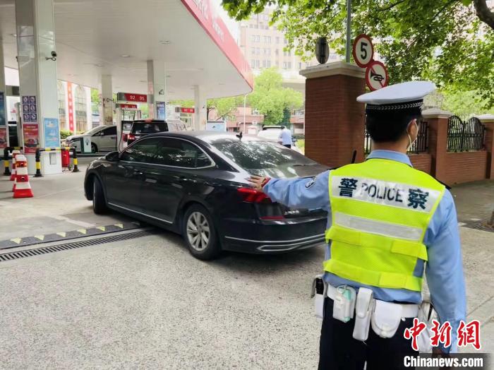 警方在兼顾好路口交通疏导的同时，加强对进出加油站车辆的引导，避免人员聚集。　上海警方供图