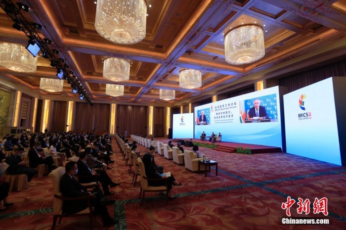 6月22日，2022年金砖国家工商论坛举行“秉持开放理念，促进世界经济复苏”专题研讨。中新社记者 韩海丹 摄