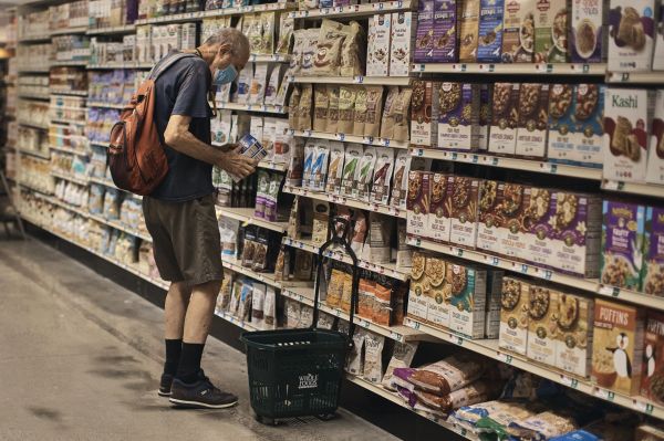 一名男子在纽约的一家超市购物（美联社资料图片）