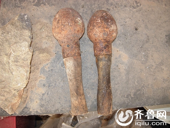 潍坊市民菜地挖出两枚手榴弹 疑为抗日时期遗留(图)