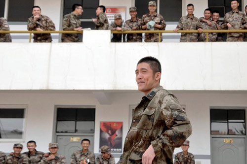 《<em>战雷</em>》热播主演<em>张博</em>调制鸡尾酒送剧迷_新闻