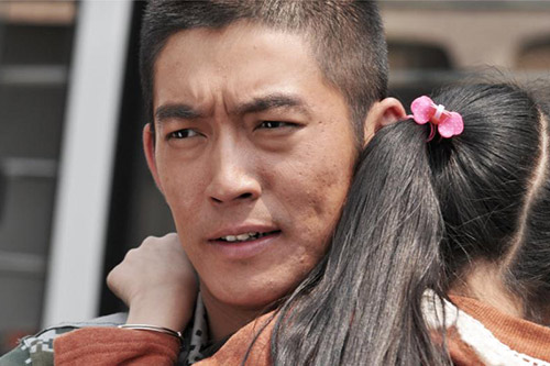 《<em>战雷</em>》热播主演<em>张博</em>调制鸡尾酒送剧迷_新闻
