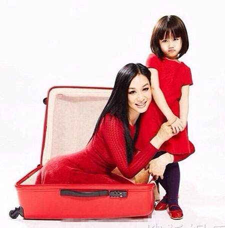 钟丽缇与<em>女儿</em>拍摄<em>新年</em>写真 穿亲子红装送<em>祝福</em>