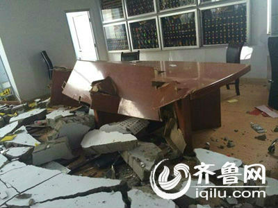 被砸毁的桌椅和办公用品.