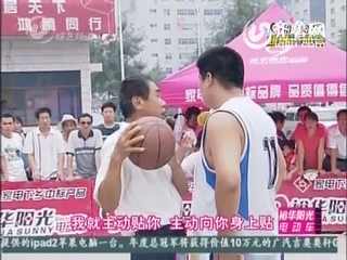 自信大叔为姚明量身定做篮球动作