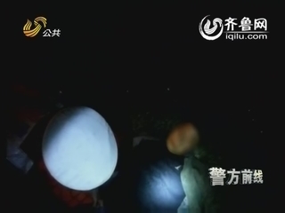 泰安：男子雨夜醉卧路边 市民发现帮忙撑伞