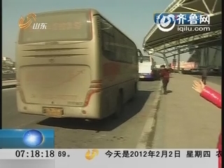 济南：路不熟大巴晚点 十多名乘客误航班