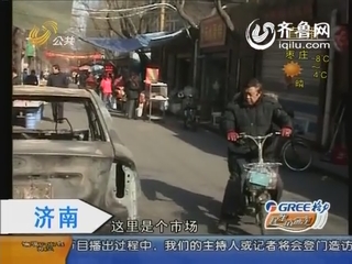 济南：轿车自燃没人管 车架堵路又堵心