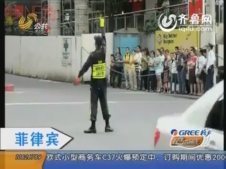 菲律宾：警察热舞 指挥交通