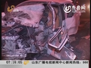 济南：轿车撞向大货车 一家四口很受伤