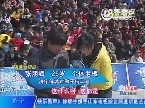 捏瓶盖达人张朋辉 挑战摄像“腕力王”李云飞