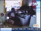 泰安：实拍！私拆电池惊险一幕 谁知险些变炸弹