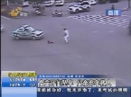 温州：女童开门坠车 父亲弃车救人