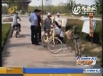 德州：父亲只顾打扑克 7岁女儿弃路边