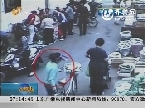 淄博：菜市场上偷钱包 监控录像拍正着