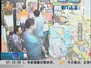 济南：彩票店偷手机 表情很“纠结”