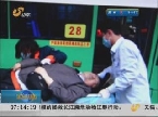 济南：老人公交车上晕倒 司机抢救及时转危为安