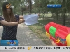 记者实验：高压玩具水枪瞬间射穿纸张