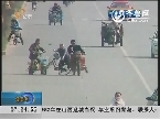 陵县：骑车玩手机 撞伤老人逃逸