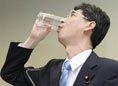 日官员喝核电站处理水是记者所迫 喝水时手抖