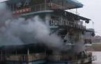 实拍甘肃兰州一艘休闲观光游船突发火灾