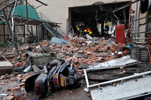 实拍西安嘉天国际公寓爆炸现场 已致9死34伤