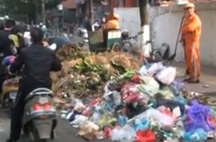 实拍：南京环卫工人因工资问题倾倒垃圾