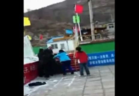 实拍：北京滑雪场老板保安殴打顾客